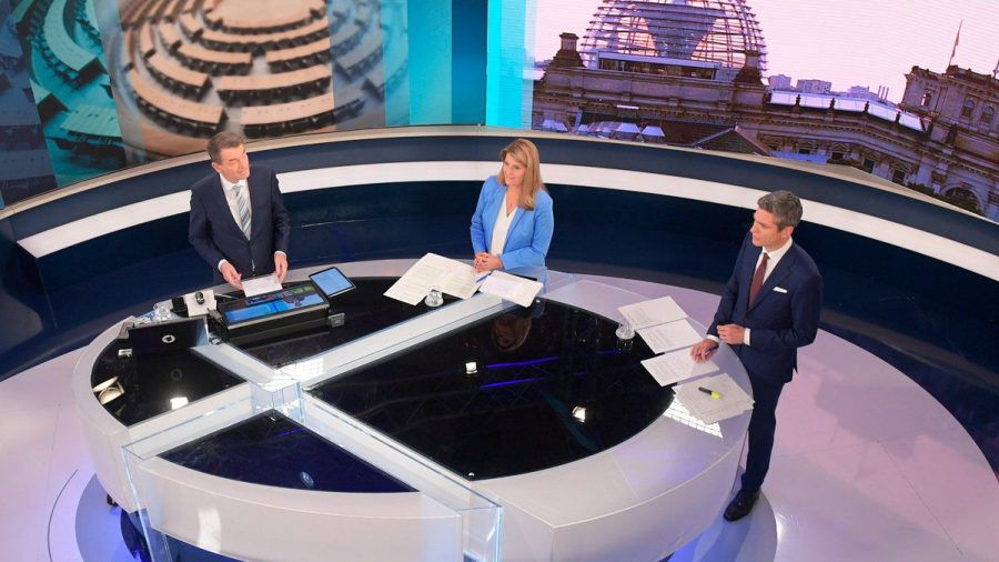 "Die Wahlsendung im Ersten" mit Tina Hassel (Mitte), Ingo Zamperoni (r) und Jörg Schönenborn (l.). (ili/spot)