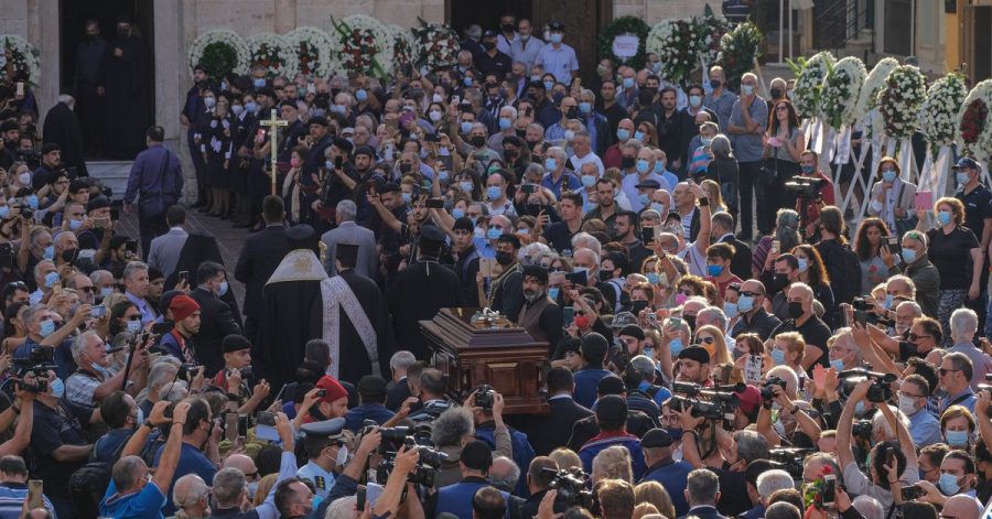 Der Sarg des griechischen Komponisten Mikis Theodorakis wird zur Trauerfeier in die Kirche getragen.