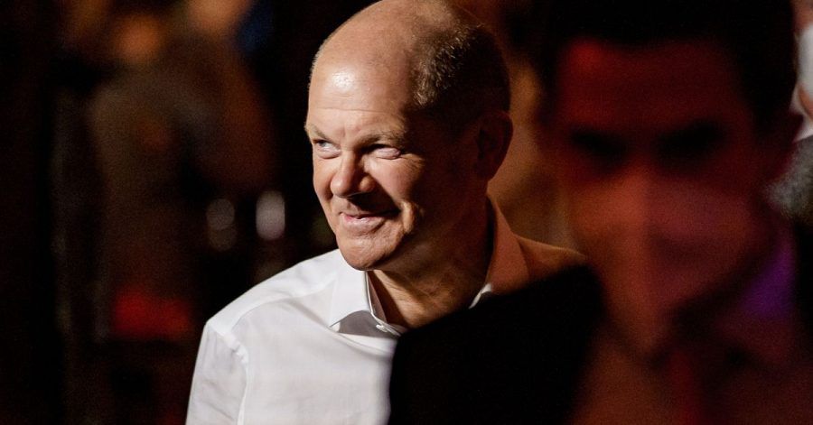 Olaf Scholz (SPD), Spitzenkandidat seiner Partei bei der kommenden Bundestagswahl, besucht nach der ARD-Wahlarena zur Bundestagswahl ein Public Viewing der SPD in der Bar „Strandsalon“.