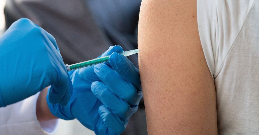 Eine Frau wird während einer Impfaktion auf dem Wochenmarkt mit dem Impfstoff von Biontech/Pfizer gegen das Coronavirus geimpft.