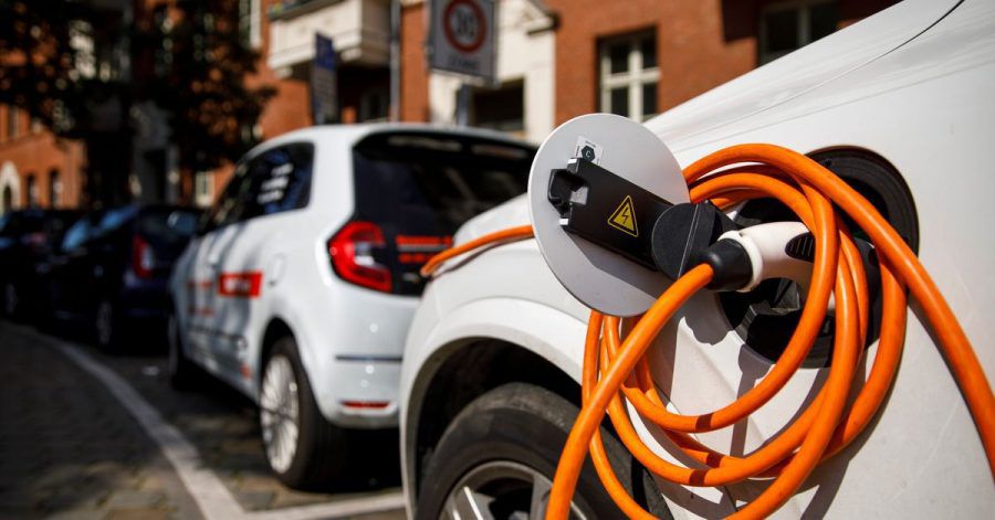 Laut einer Auswertung der Allianz-Versicherung sind die Reparaturen bei E-Autos oft teurer als bei Benzin- oder Diesel-Fahrzeugen.