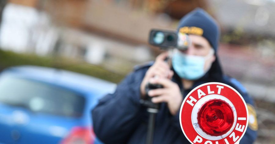 Polizisten blitzen in Farchant Autofahrer, die mit überhöhter Geschwindigkeit unterwegs sind.