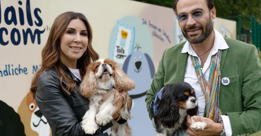 Judith Williams und ihr Ehemann Alexander-Klaus Stecher halten bei den German Petfluencer Awards 2021 im Waldbad Dünnwald die Hunde Sissi und Franzi.