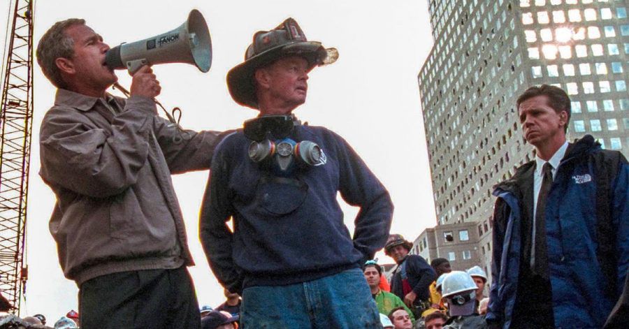 US-Präsident George W. Bush spricht in den Trümmern des New Yorker World Trade Centers neben dem pensionierten New Yorker Feuerwehrmann Bob Beckwith zu den freiwilligen Helfern und Feuerwehrleuten durch ein Megafon.