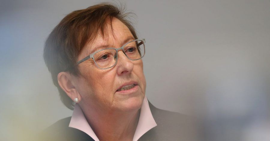 Elisabeth Mette, frühere Präsidentin des Bayerischen Landessozialgerichts, stellt die Ergebnisse einer Untersuchung von Missbrauchsfällen in zwei Kinderheimen der Diözese Augsburg vor.