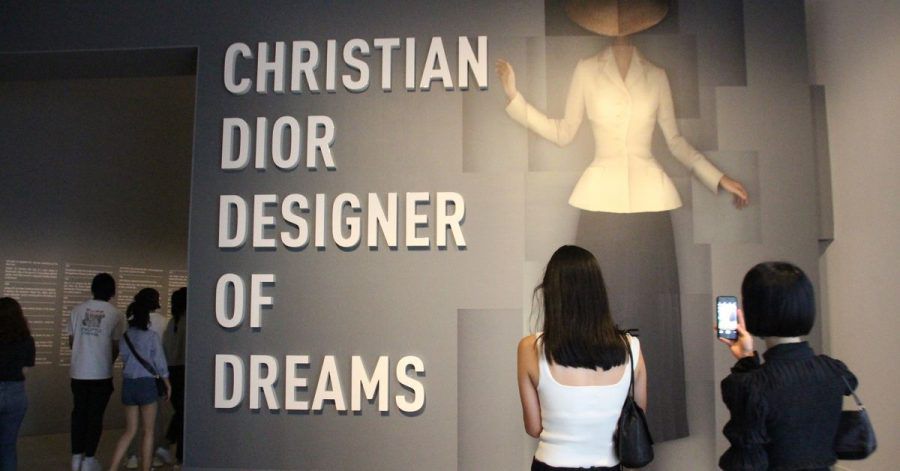 Welch ein Eingang: zu Ehren des französischen Mode-Designers Dior öffnet die Ausstellung in New York.