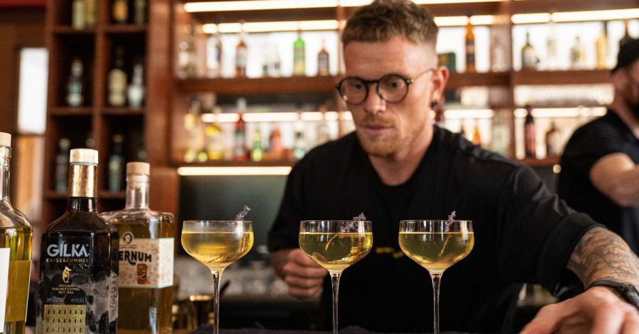 Bartender Tobias Lindner serviert beim Wettbewerb des Barkultur-Magazins «Mixology» einen Cocktail.