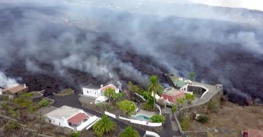 Häuser an einem Hang werden von Lava zerstört. Erstmals seit 50 Jahren ist auf der spanischen Kanareninsel La Palma wieder ein Vulkan ausgebrochen.