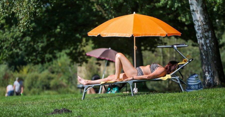 Sonnenbad an einem Badesee.