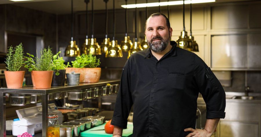 Der Sternekoch Andre Münch steht in der Küche des Restaurant Saphir. Der Küchenchef des Gourmet-Restaurants «Butt» in Rostock-Warnemünde ist vom «Gusto Deutschland 2021/2022» als «Aufsteiger des Jahres» ausgezeichnet worden. Insgesamt stellt der Restaurantführer 900 Lokale vor.