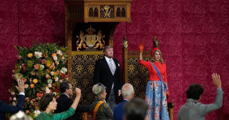 Maxima, Königin der Niederlande, und Mitglieder des Parlaments stehen für einen dreifachen Salut vor Willem-Alexander, König der Niederlande.