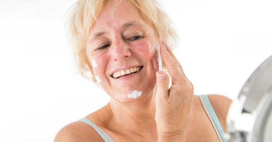 Reifere Haut braucht eine Pflege, welche den Feuchtigkeitsgehalt verbessert. Cremes mit Hyaluronsäure, Liposomen oder Vitaminen können dabei die Zelltätigkeit stimulieren und Depots wieder auffüllen.