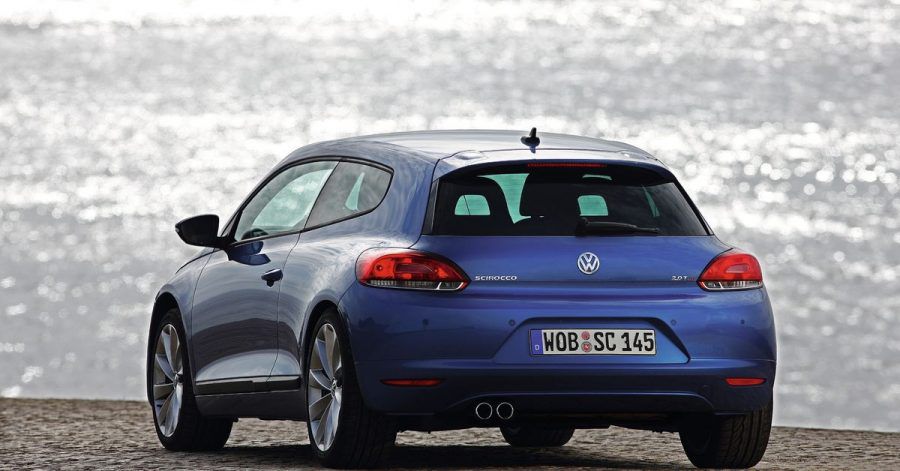Keck am Heck: Der wiederaufgelegte Scirocco war flacher und kurviger gezeichnet als ein Golf - bei der Technik gibt es mehr Gemeinsamkeiten.