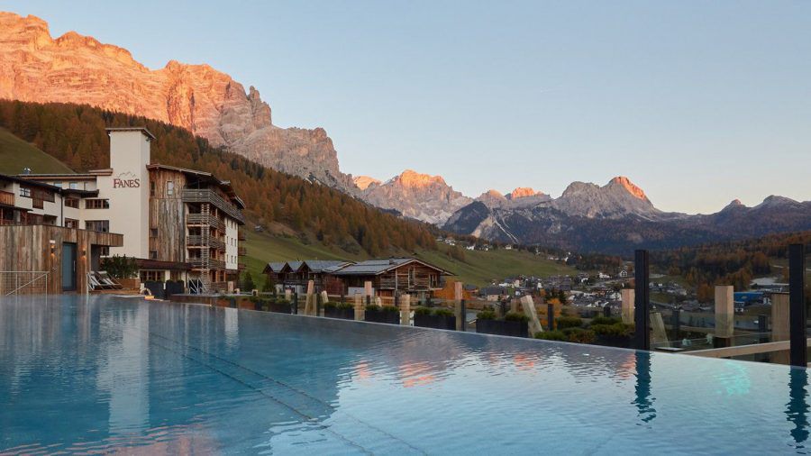 Das Dolomiti Wellness Hotel Fanes thront über dem Örtchen San Cassiano in Südtirol. (dr/spot)