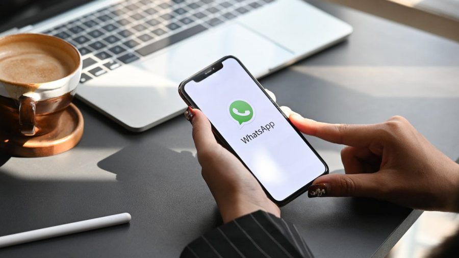 Um WhatsApp-Chatverläufe manuell auf ein neues Handy zu übertragen, ist ein Computer notwendig. Einfacher geht's über die großen Cloud-Speicher. (elm/spot)