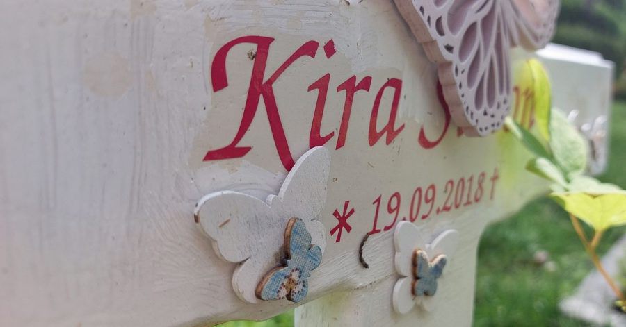 Kiras Grabstein auf dem Friedhof - Geburts- und Sterbedatum fallen auf einen Tag.