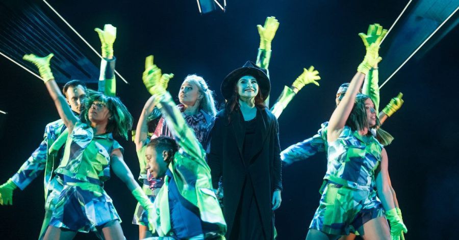 Die Sängerinnen Vajen van den Bosch (M, l.) als Elphaba und Jeannine Michele Wacker als Glinda singen und tanzen mit «Wicked»-Ensemblemitgliedern.
