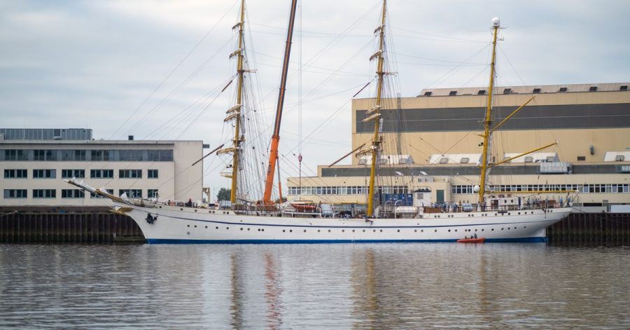 Die Gorch Fock verlässt die Lürssen-Werft. Das Schulschiff der Bundesmarine soll eine zweitägige Testfahrt auf der Weser und der Nordsee absolvieren.
