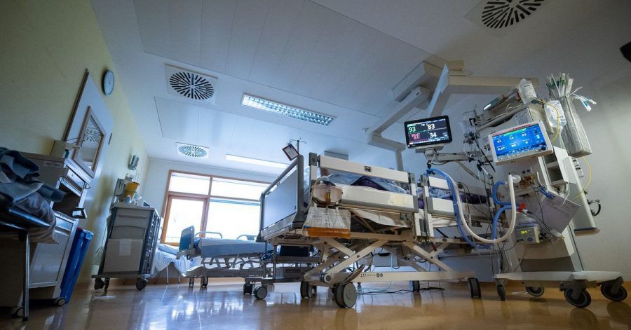 Waren es bisher überwiegend Menschen über 60, die wegen Covid-19 auf einer Intensivstation behandelt werden mussten, trifft es laut RKI-Angaben nun mehr 18- bis 59-Jährige.