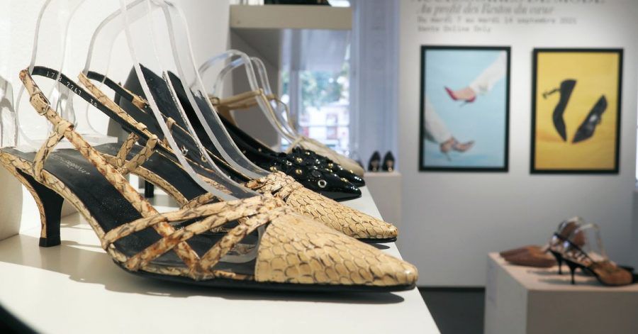 Schuhe der französischen Schauspielerin Catherine Deneuve im Pariser Auktionshaus Artcurial.