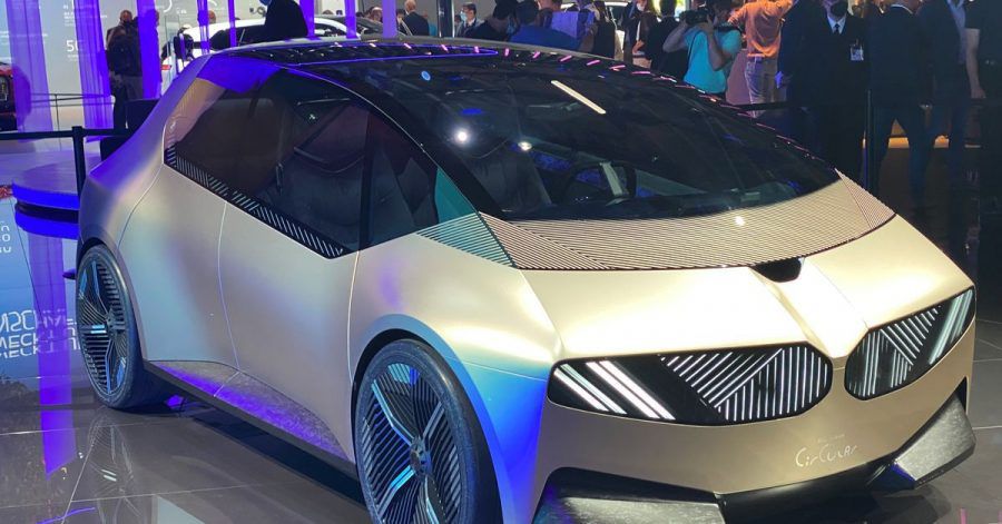 Wiederverwertbar: Die BMW-Studie i Vision Circular besteht aus recyceltem Material, das sich am Ende des Autolebens erneut wiederverwerten lassen soll.