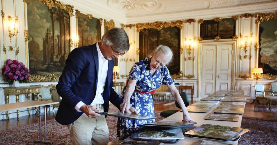Die dänische Königin Margrethe II. und Regisseur Bille August bereiten den Film vor.