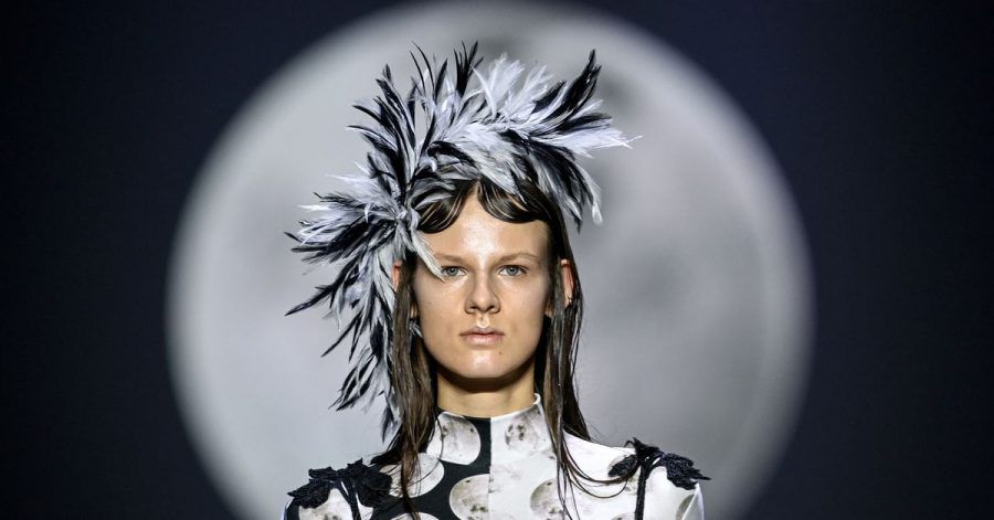 Ein Model zeigt eine Kreation der Designerin Florentina Leitner, die mit ihrer Schau die Mercedes-Benz Fashion Week im Kraftwerk eröffnet hat.