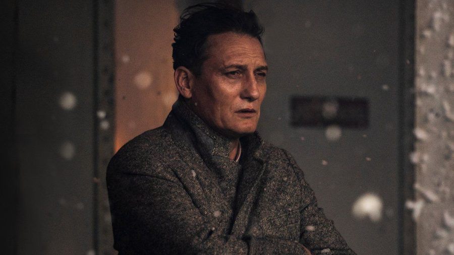 Oliver Masucci verkörpert in "Schachnovelle" den Notar Dr. Josef Bartok. (ncz/spot)