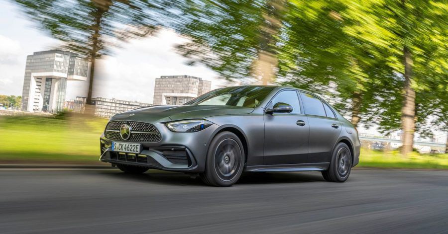 Plug-in-Hybrid von Mercedes: Der 300 e besitzt einen Akku mit 25,4 Kilowattstunden (kWh) Gesamtkapazität. Bis zu 100 Kilometer kann das Modell damit rein elektrisch fahren.