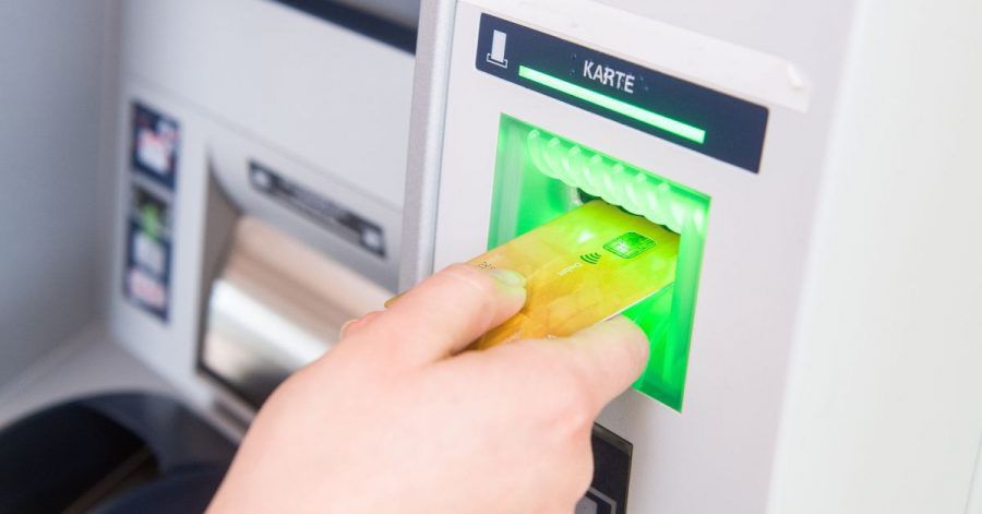 Einfach abheben: Ab dem 18. Geburtstag brauchen Jugendliche für Bankgeschäfte meist nicht mehr die Unterschrift ihrer Eltern.