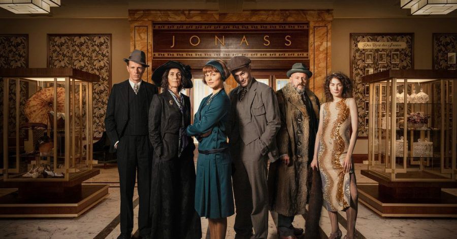Arthur Grünberg (Alexander Scheer, l-r), Alice Grünberg (Nina Kunzendorf), Vicky Maler (Naemi Feitisch), Harry Grünberg (Ludwig Simon), Carl Goldmann (Samuel Finzi), Elsie Schön (Amy Benkenstein) stehen vor dem Kaufhaus "Jonass"- Szenerie für das Serien-Großprojekt «Torstraße 1».