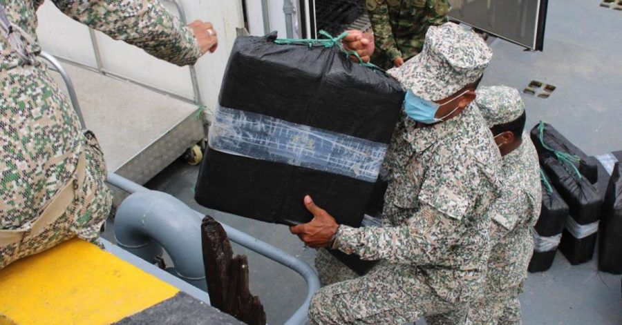 Auf diesem von der kolumbianischen Armee zur Verfügung gestellten Bild entladen Soldaten beschlagnahmte Drogen aus einem Halbtaucher.