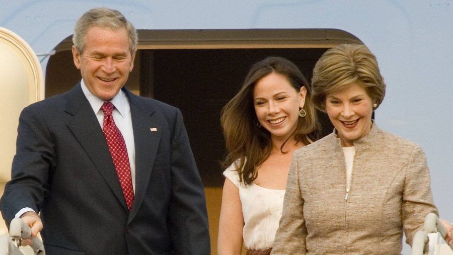 George W. Bush 2008 mit Tochter Barbara (M.) und Ehefrau Laura (r.). (wag/spot)