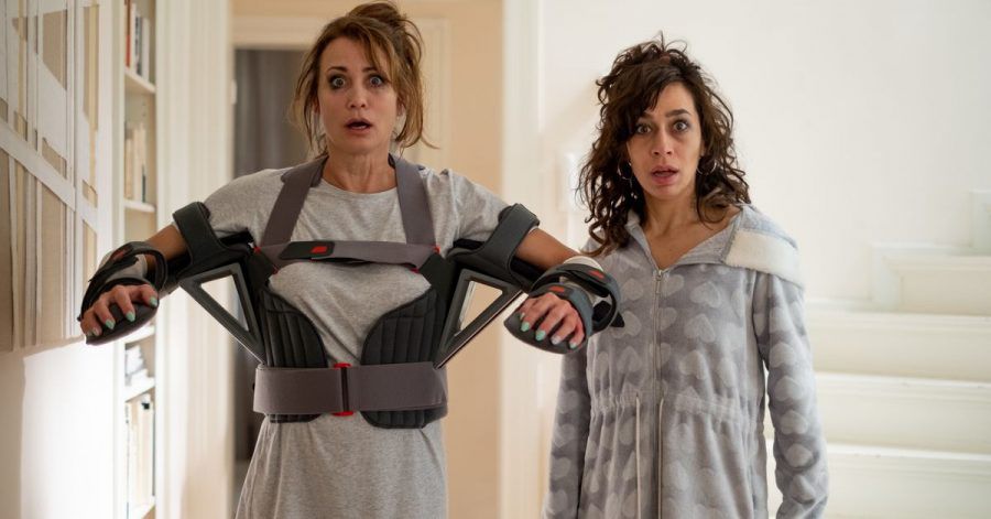 Konstanze (Anja Kling, l) und Jackie (Carol Schuler) in einer Szene der ZDF-Komödie «Dreiraumwohnung».