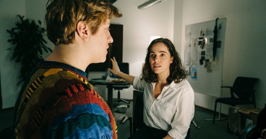 Kriminaloberkommissarin Elisabeth «Bessie» Eyckhoff (Verena Altenberger) verhört den Tatverdächtigen Jonas Borutta (Thomas Schubert).