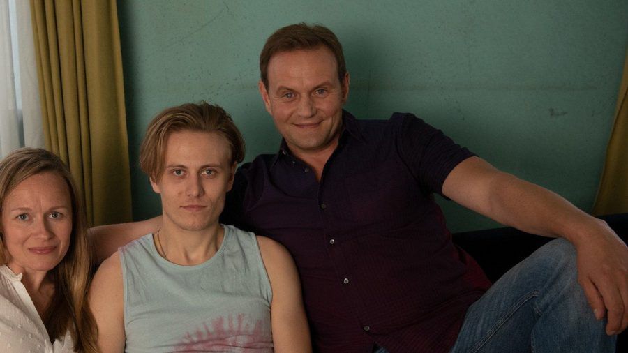Schauspieler Devid Striesow (r.) mit einem Teil seiner Filmfamilie - Sohn Niklas (Max Schimmelpfennig, l.) und Ehefrau Anja Wagner (Anja Schneider) - in "Für immer Eltern". (ili/spot)