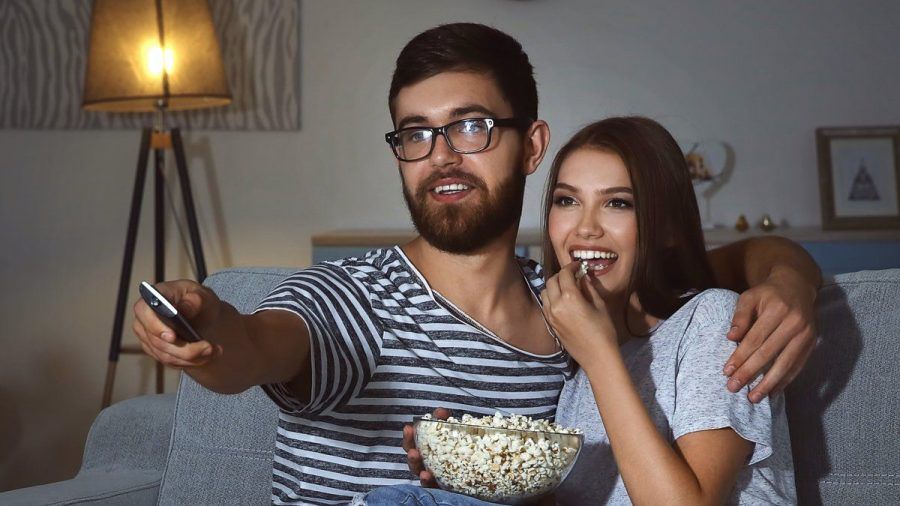Bei einem gemütlichen Filmabend dürfen heutzutage Streamingdienste wie Amazon Prime Video oder Netflix nicht fehlen. (wue/spot)