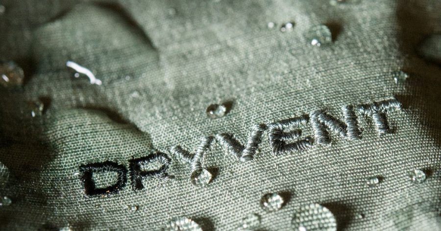 Spezielle Beschichtungen verhindern in Regen- und Sportkleidung, dass Regenwasser in den Stoff eindringt.