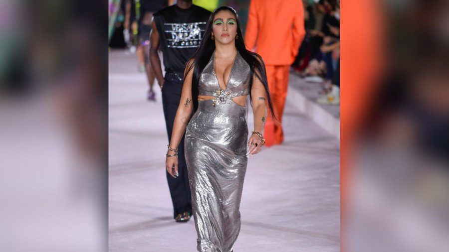 Lourdes Leon lief am Freitagabend über den Laufsteg der Versace-Show in Mailand. (aha/spot)