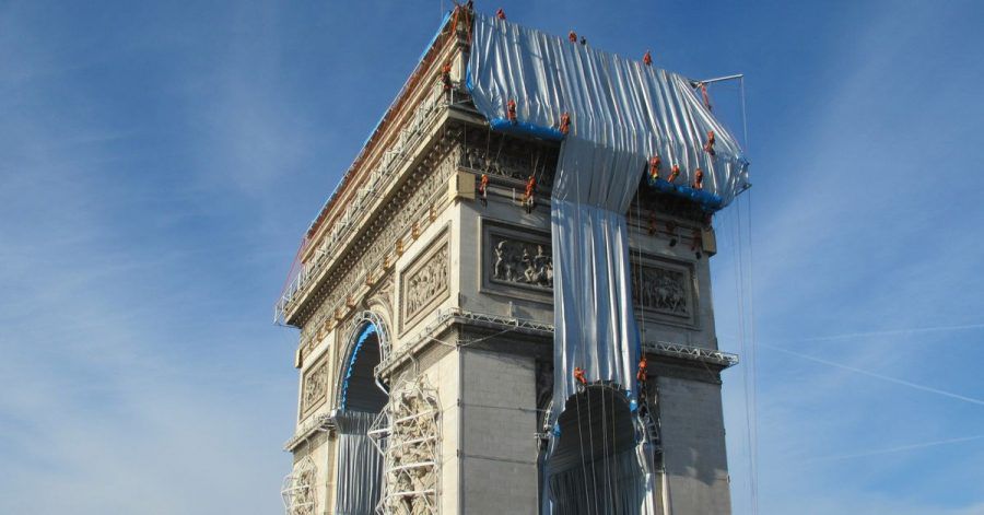 Gebäudekletterer haben mit der Verhüllung des Triumphbogens (Arc de Triomphe) begonnen.