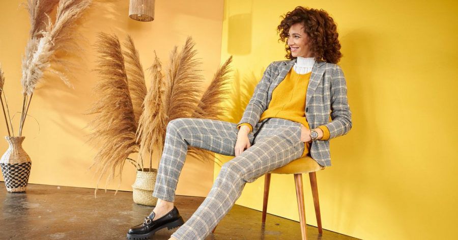 Bequem und doch schick: Die Hose hat wie eine Jogginghose einen Gummizug, getragen zum Blazer - ein Beispiel des aktuellen Trends von Aniston by Baur (Jersey-Blazer ca. 60 Euro, Hose ca. 50 Euro, gelber Pullover ca. 30 Euro).