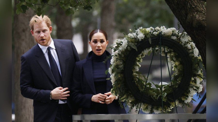 Prinz Harry und seine Frau Meghan vor einem Gedenkkranz am Ground Zero. (stk/spot)