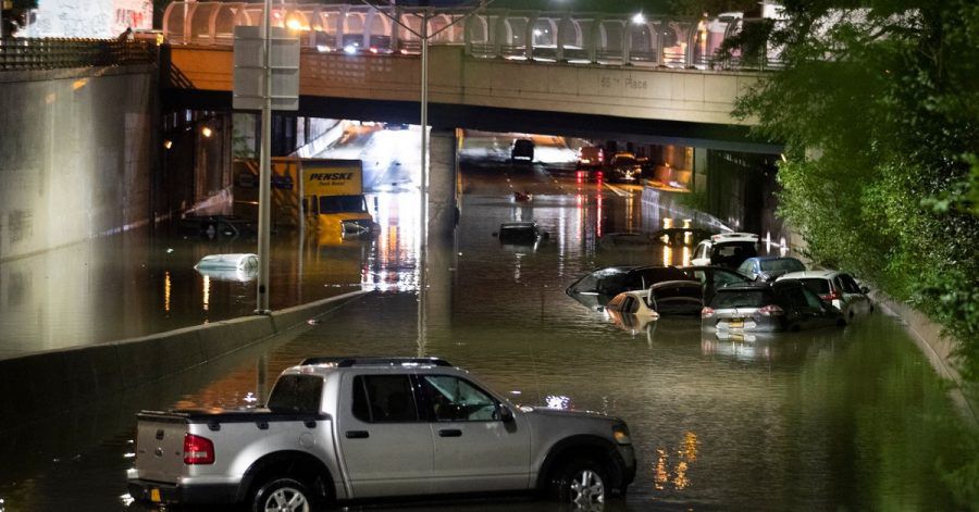 Fahrzeuge in New York stehen im Hochwasser auf einer Straße, die durch die starken Regenfälle, ausgelöst von Hurrikan «Ida», überschwemmt wurden.