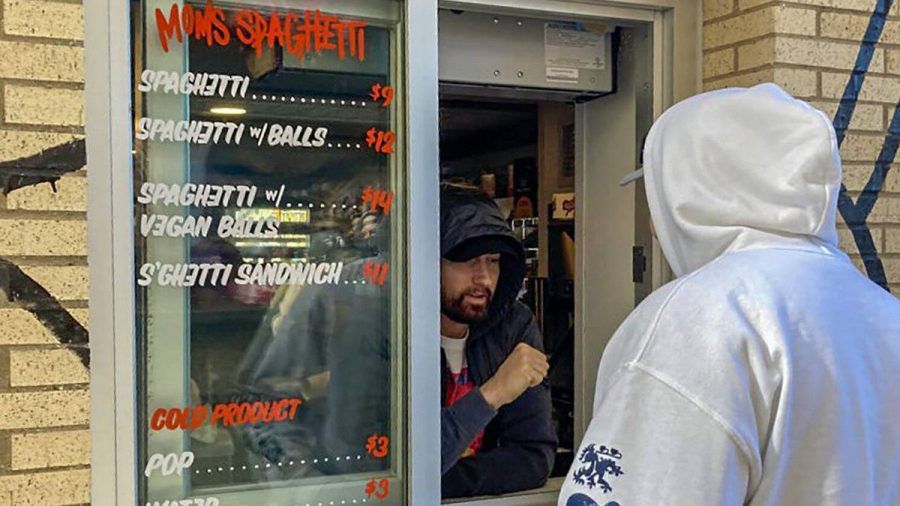 US-Rapper Eminem bediente die ersten Kunden seines neu eröffneten Take-away-Restaurant. (ili/spot)