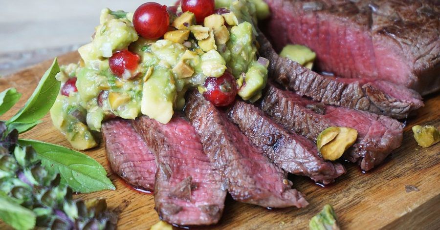 Zum Anbeißen: Damit das Steak perfekt medium gelingt, muss es vorm Anbraten eine Stunde in die nicht zu heiße Röhre. In der Zeit lässt sich die Avocado-Johannisbeer-Salsa zubereiten.