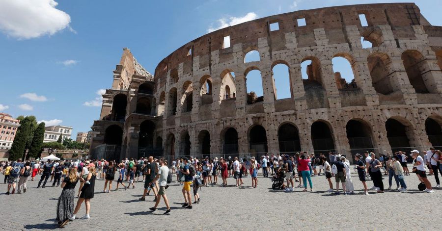 Touristen warten in einer Schlange, um das Kolosseum zu betreten. In Italien gelten ab diesem Mittwoch verschärfte Corona-Regeln.