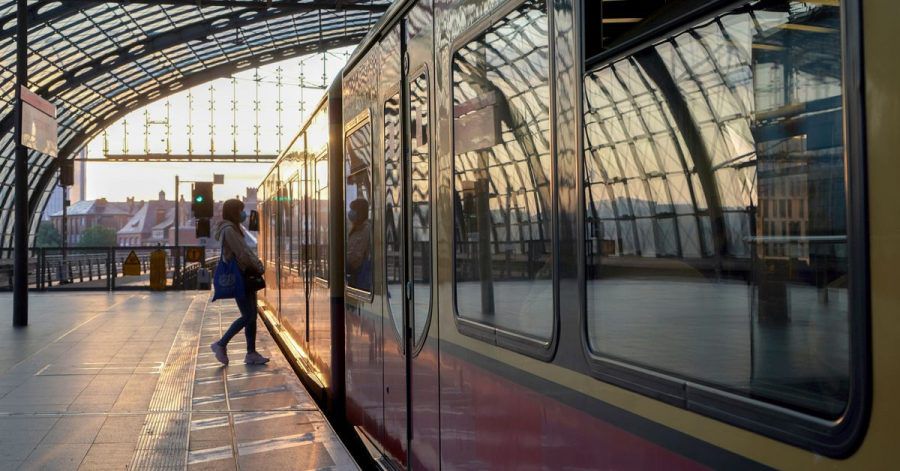 Eine Frau besteigt eines S-Bahn am Hauptbahnhof Berlin.