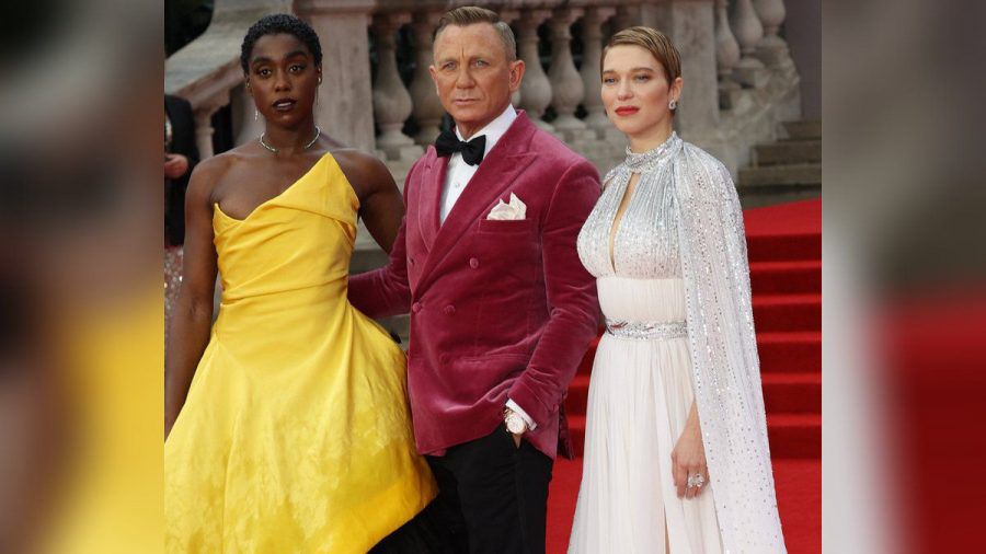 Daniel Craig (M.) auf dem roten Teppich neben seinen Co-Stars Lashana Lynch (l.) und Léa Seydoux. (wag/spot)