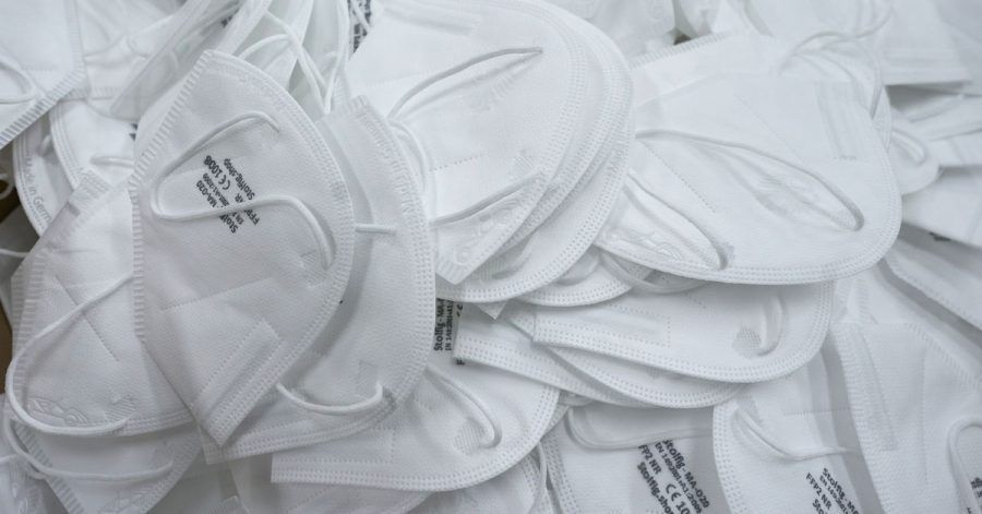 FFP-2-Masken liegen in einem Karton.