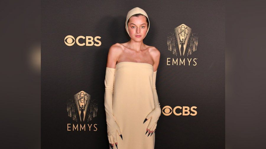 Emma Corrin mit Haube und Krallen auf dem roten Teppich der Emmy Awards. (ili/spot)